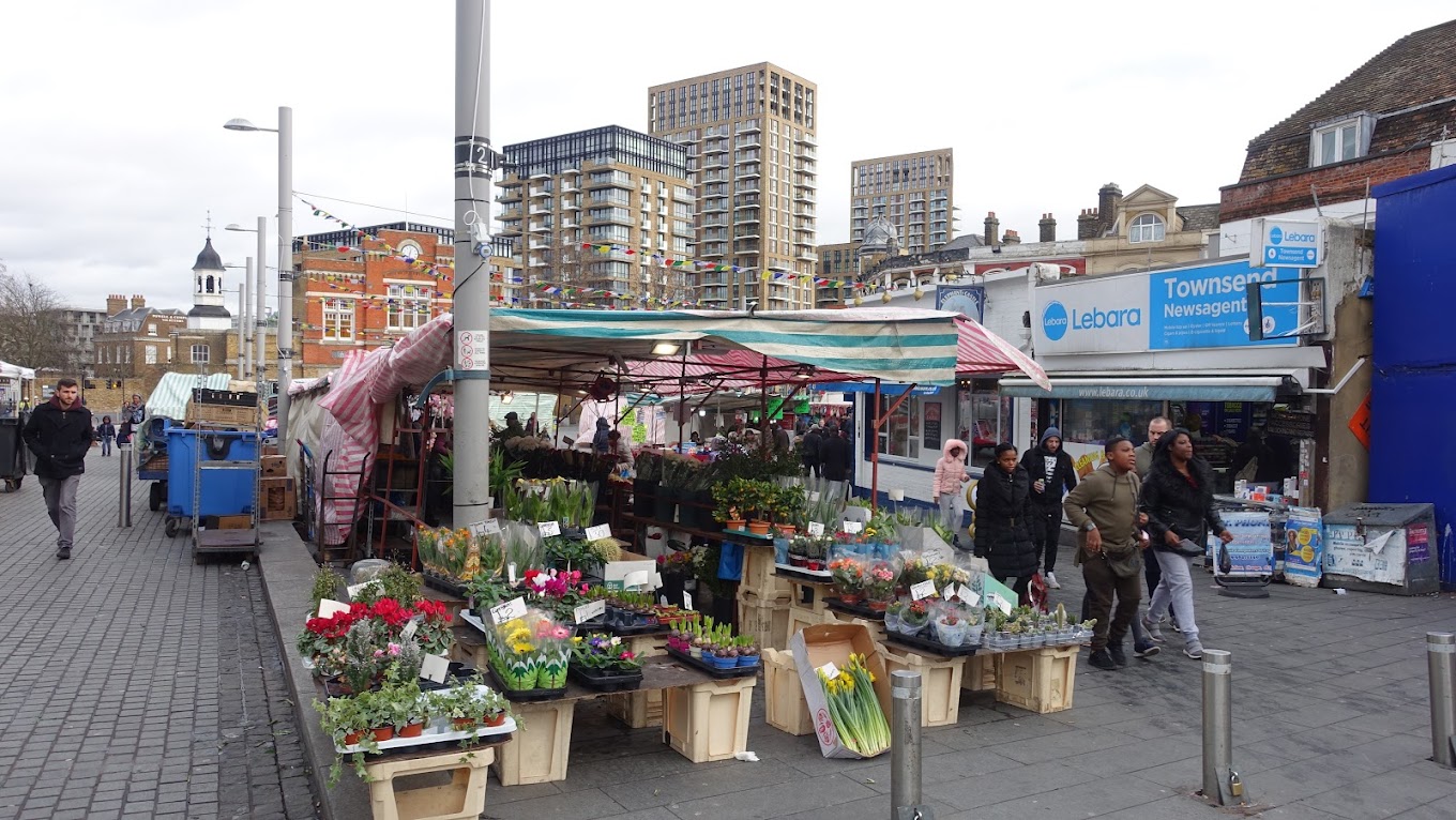 Discover the vibrant markets of Greenwich, London, offering vintage treasures, handmade crafts, fresh produce, and international street food. Explore the Best Markets in Greenwich for a delightful shopping and culinary experience.