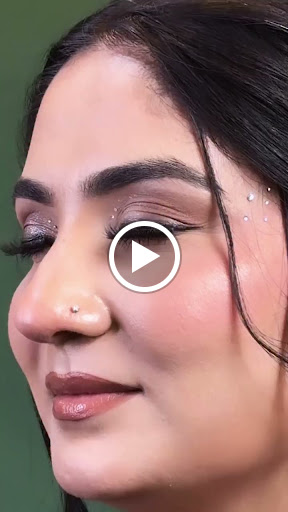 A black gown, soft glam makeup, and effortless confidence—proof that the most unforgettable looks…