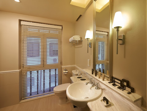 The Scarlet Singapore by null