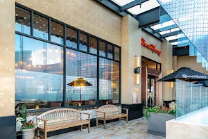 The Cheesecake Factory Plaza Satélite image