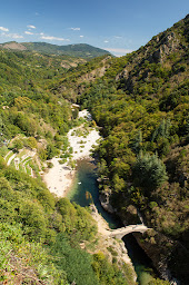 Photo n°10 de La via ferrata Ardèche au Pont du Diable (officiel) à Thueyts (Centre de sports d'aventure)