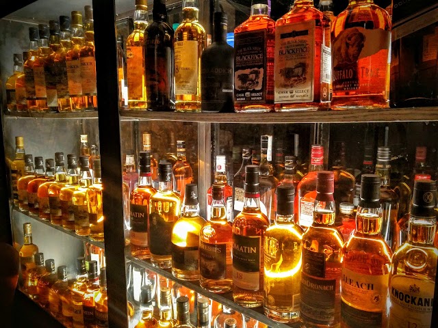 ‎Whiskey Bar & Museum