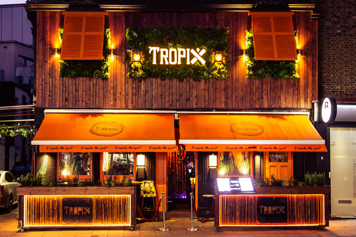 Discover the best bars in Clapham for an unforgettable nightlife experience. From The Little Orange Door to Girlfriend Clapham, explore unique venues with great vibes, signature cocktails, and live entertainment.