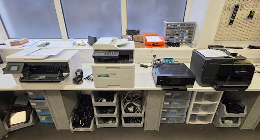 🖨️ Quand les cartouches compatibles coûtent plus cher que les originales…

Sur la photo, 4 imprimantes en panne dans notre atelier.
Le point commun ? L’utilisation de cartouches compatibles.

Ces cartouches peuvent sembler attractives au premier abord grâce à leur prix plus bas, mais elles peuvent provoquer plusieurs problèmes :

❌ Mauvaise reconnaissance par l’imprimante
❌ Qualité d’impression dégradée
❌ Fuites d’encre qui endommagent l’imprimante
❌ Buses et têtes d’impression encrassées
❌ Messages d’erreur ou blocage complet de la machine

Résultat : une imprimante inutilisable et parfois irréparable, pour une économie de départ de quelques euros.

👉 Pour préserver votre matériel et garantir une impression fiable, nous recommandons l’utilisation de cartouches officielles constructeur.

Si vous avez un doute sur les consommables adaptés à votre imprimante, n’hésitez pas à venir nous demander conseil en magasin.