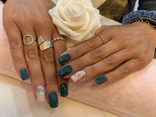 Location robe de soirée - beauté - Manucure - Onglerie - Nails - Location robe de soirée Paris - 94 -dress rental-vernis FR