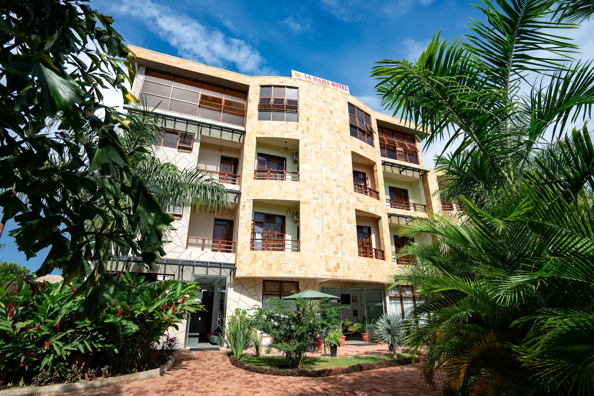 LA MAMA HOTEL