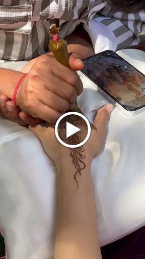 Kuldeep Mehndi is a renowned mehndi artist based in Delhi, known for his intricate and beautiful… post image
