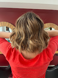 Photo n°16 de Le Salon d'Audrey spécialiste en balayages sur mesure et en coupes signature à Le Trévoux (Magasin de produits de beauté)