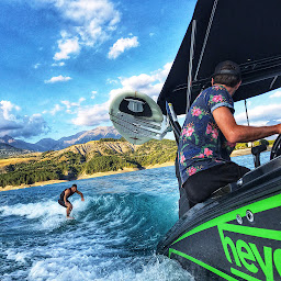 Photo n°3 de NAUTIC B - Ecole de Surf foil / Wake foil/ Wakeboard/ Ski Nautique & Bouée Tractée Serre Ponçon à Chorges (Professeur de ski nautique)