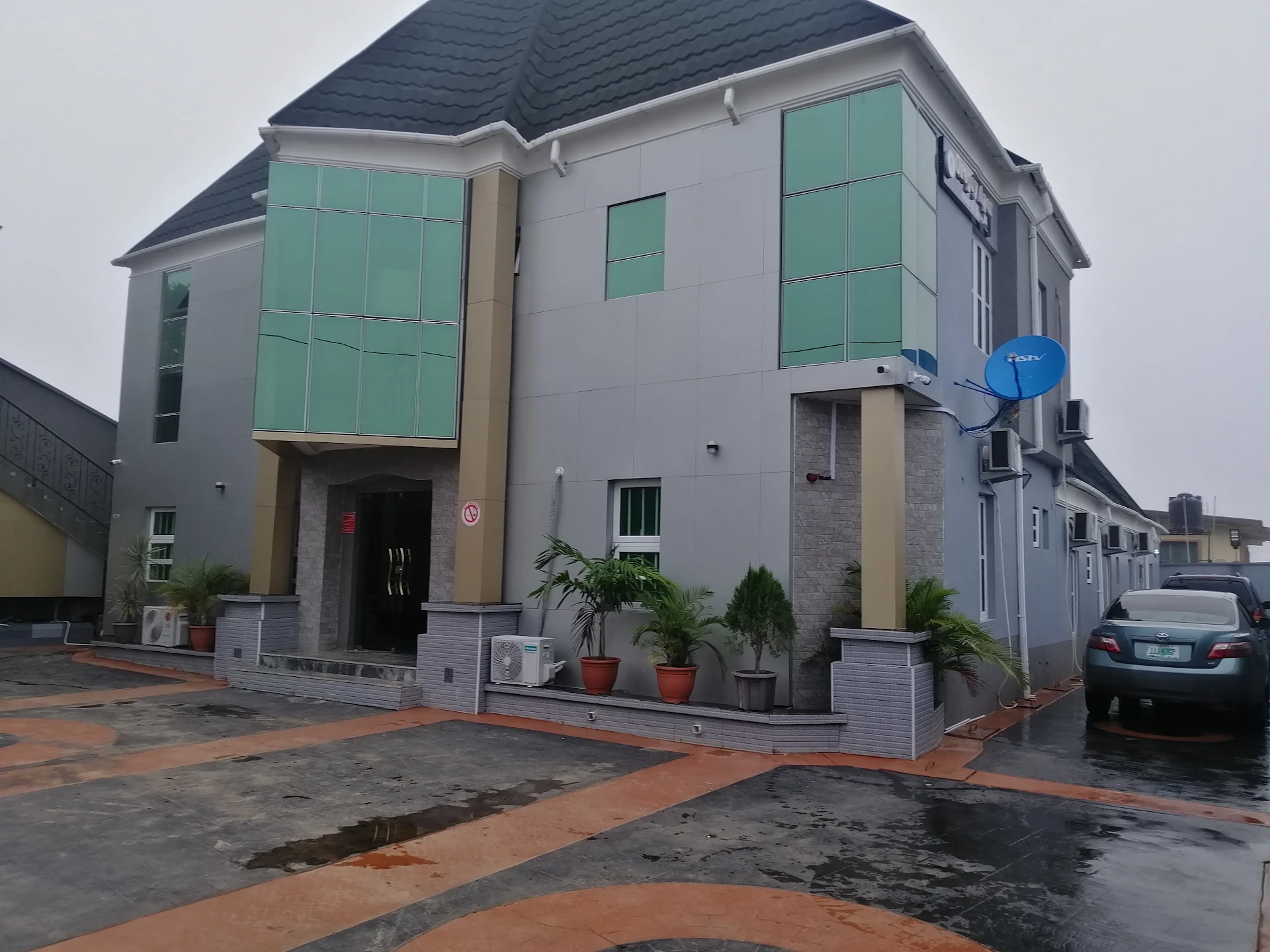 OROPSY APEX HOTEL & SUITES