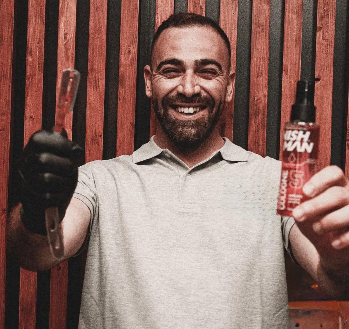 Dueño y barbero de 2 Amigos Barberia