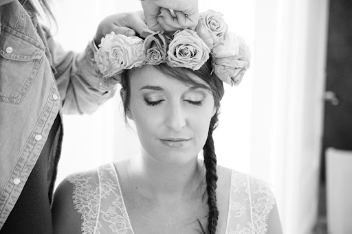 Flore - Coiffeuse et Maquilleuse professionnelle à domicile - Spécialiste de la mariée Logo