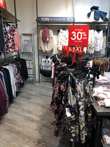 BOOTLEGGER: Lloyd Mall - Visual