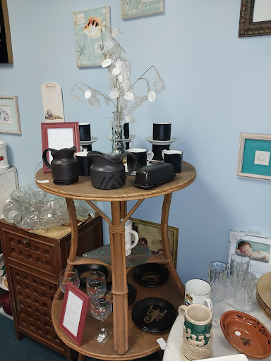 Emery's Boutique N consignment LLC SR 52 Hudson Logo