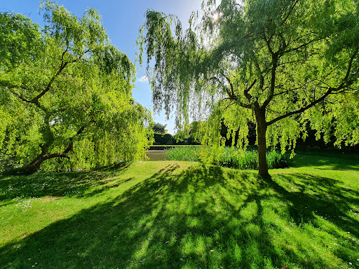 Toddington village pond and memorial garden - Thumbnail