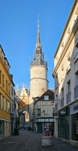 Statue de Nicolas Retif de la Bretonne