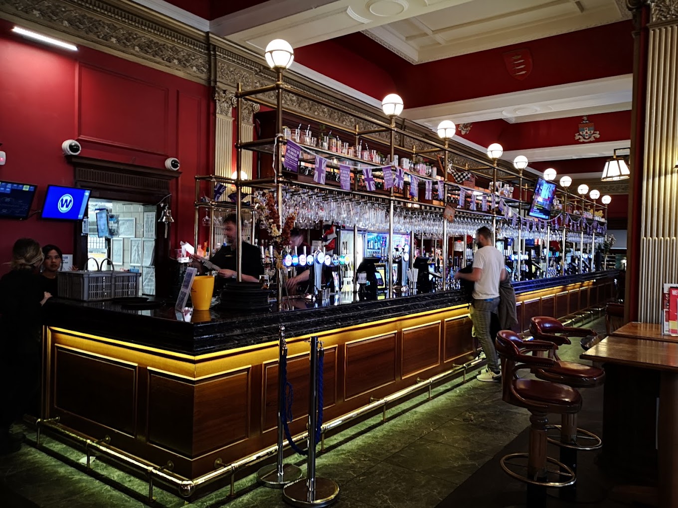 Explore the best bars and pubs in Baker Street, from traditional pubs to chic cocktail bars, in our ultimate guide. Find your perfect spot to enjoy a pint or a sophisticated cocktail in this vibrant neighbourhood of London. | Best Pubs In Baker Street | Pubs In London | London Pubs | London Bars | Best Bars In London #london #nightout #nightlife #drinks #pubcrawl #barhop