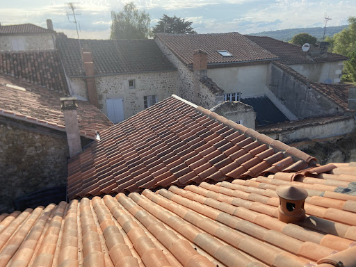 Photo de Entreprise Jayat Habitat: Artisan couvreur, nettoyage toiture rénovation terrassement démolition Charente 16 Angoulême à Hiersac (16290)