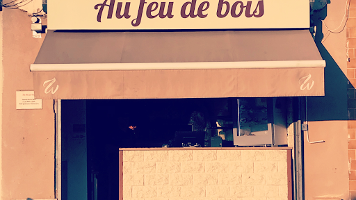 Les Pieds sous la Table