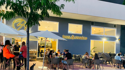 Café Bar Tres & Cuatro