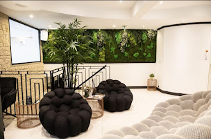 Photo n°2 de Dr Solal Sayada / Chirurgien dentiste et Alignement dentaire (Orthodontie) / Soins dentaires et Urgences à Paris (Dentiste)