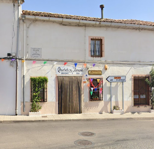 Tienda de queso, jamón, pan y bebidas