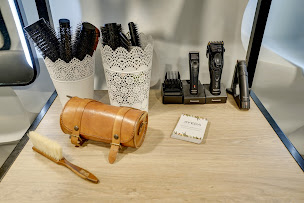 Photo n°11 de Le Coiffeur de la cour - Coiffeur Bordeaux à Bordeaux (Magasin d'articles de coiffure pour hommes)