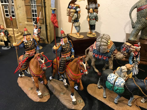 Figurines & Collections - Thumbnail