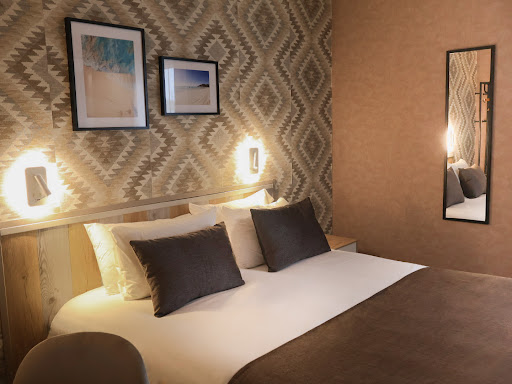 Photo de Chambre avec accès piscine intérieure