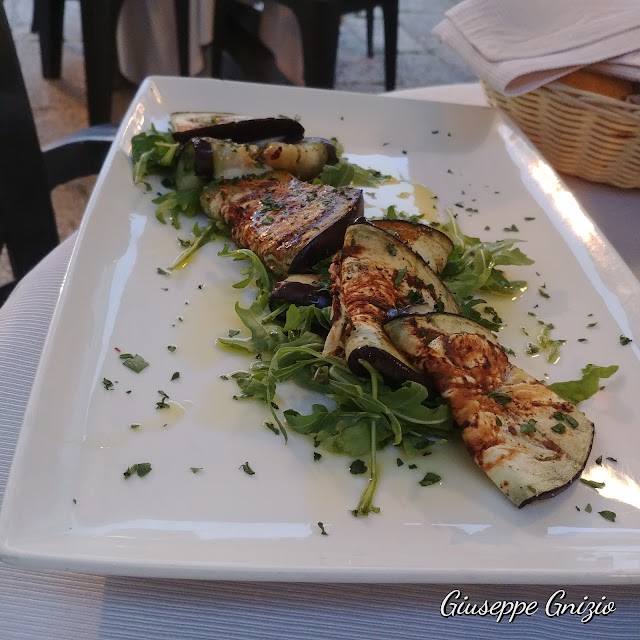 Ristorante La Piazzetta Cucina Locale Specialità Pesce e Carne