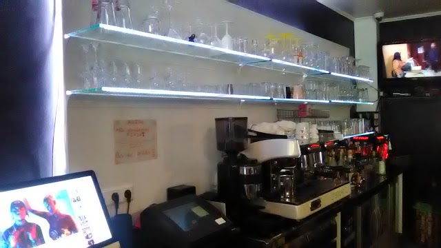 Café Black and White