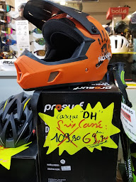 Photo n°8 de Lunettes et Accessoires Boutique (A côté de la Pharmacie) à La Clusaz (Magasin d'articles de sports)