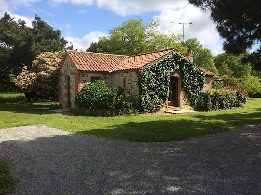 Photo de Les Gîtes de La Barbière: locations de vacances 3/15 personnes 4* avec grande piscine couverte aire de jeux en Vendée à Soullans (85300)