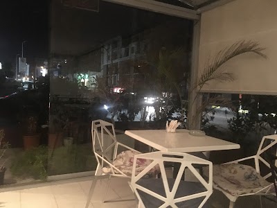Photos of White Caf&eacute;