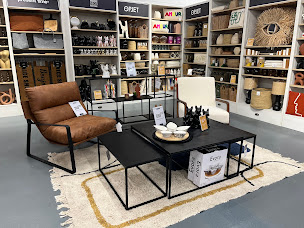 Photo n°3 de Fabrique de Styles Alencon Cerisé à Cerisé (Magasin de canapés)