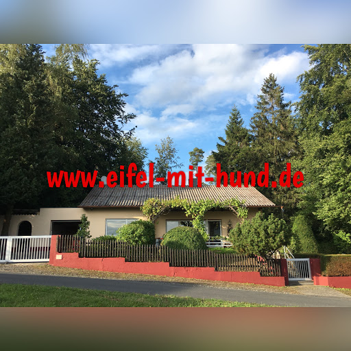 Eifel mit Hund Ferienhaus Casa del bosque Logo