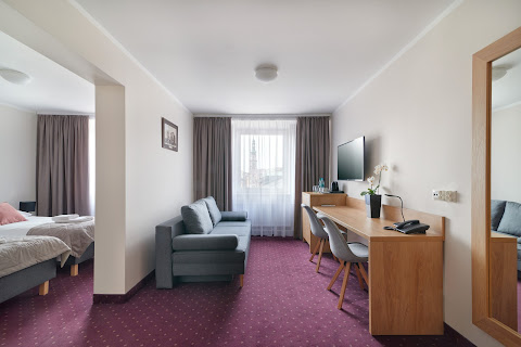 Hotel Renesans by null