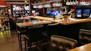 Photo n°2 de La Cave. Restaurant, bar à vin & caviste à Marines. à Marines (Caviste)