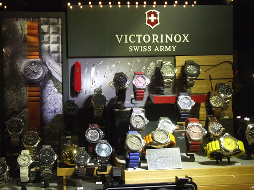 look and see . . . . . . Anziehendes und mehr: Uhren von Victorinox, Mondaine etc. sowie Damenmode
