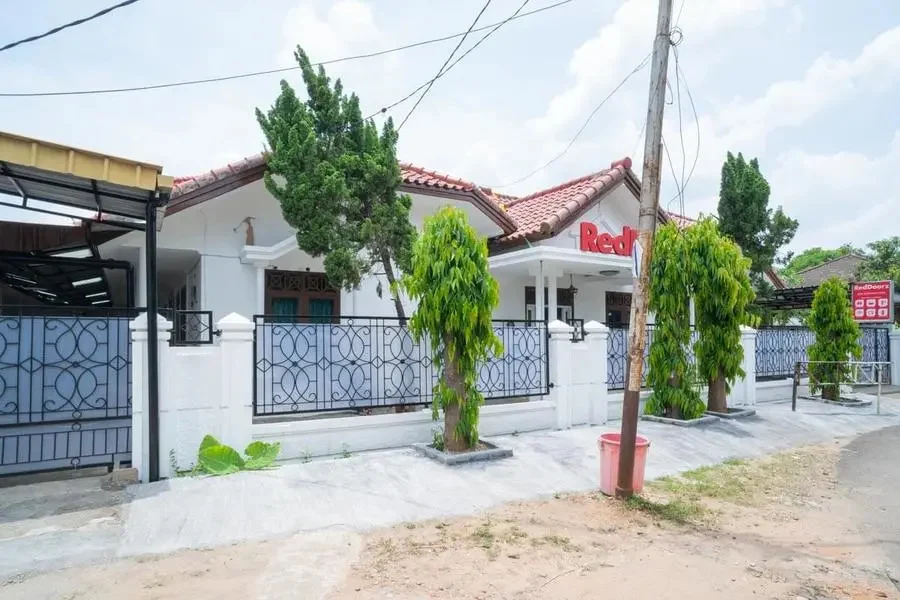 RedDoorz near Bundaran Ciceri