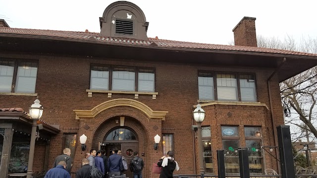 Winking Lizard Tavern