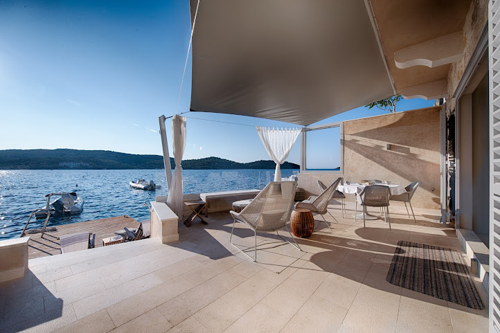 Navigator Vis Villas d.o.o. by null