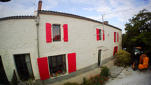 Photo de AlloBesoinCouvreur, entreprise de couverture et de zinguerie à à Benon (17170)