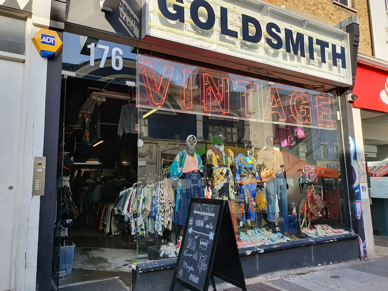 Guide to the best vintage shops in Notting Hill. Perfect for bargain hunters as well as fashionistas looking for vintage designer apparel and accessories. | Notting Hill vintage | Shopping In Notting Hill | Best Vintage Shops In Notting Hill | London Vintage Shopping | London Vintage Fashion | London Vintage Market | London Vintage Photography