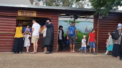 Photos of מאחורי הדבש