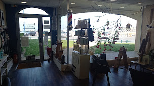 Photo n°6 de Le comptoir du coiffeur (anciennement Christine coiffure) à Grandcamp-Maisy (Barbier)