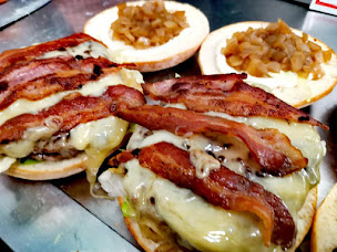 Photo n°3 de MAD'IN TRUCK à Puyricard (Restaurant de hamburgers)