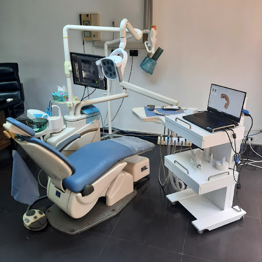 د سامح محمد محى الدين أخصائى زراعة الأسنان وجراحة الفم والوجه والفكين 