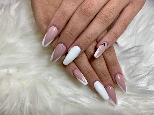 HL golden nails & Beauty Logo