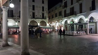 Piazza Delle Erbe / Piazza Cesare Battisti